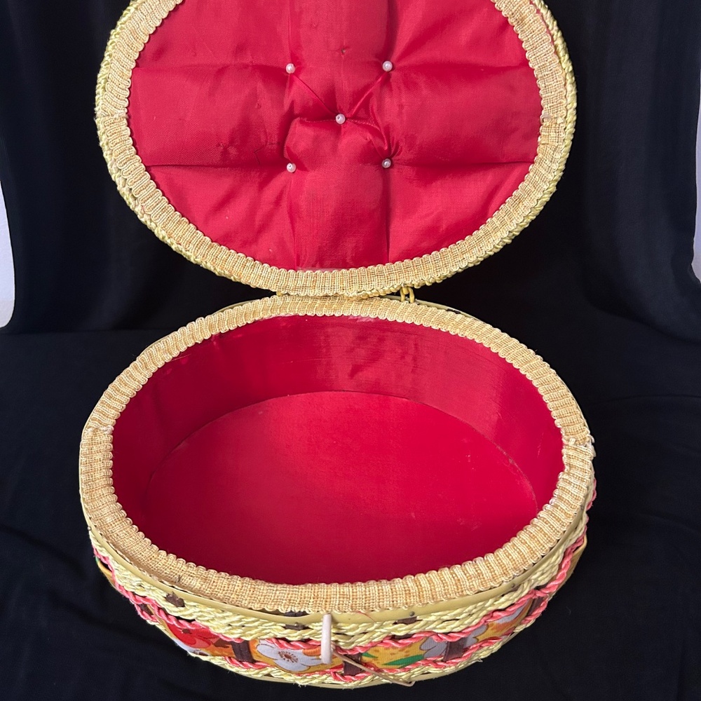 1960"s vintage sewing basket. - Picture 8 of 9